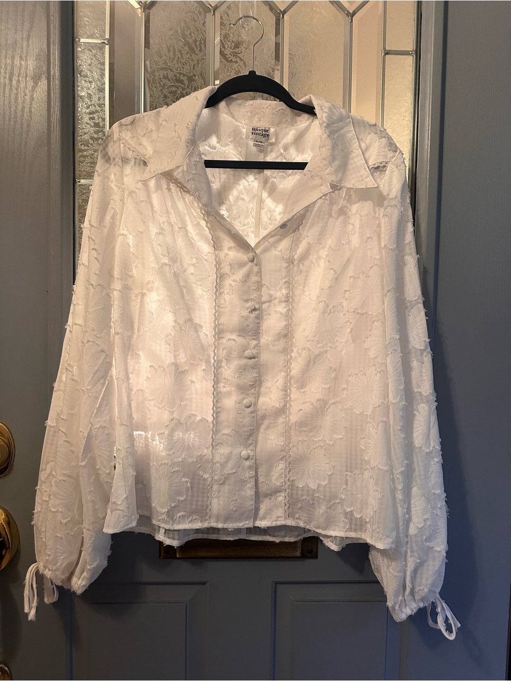 Unique Vintage White Textured Floral Button-Up Blouse